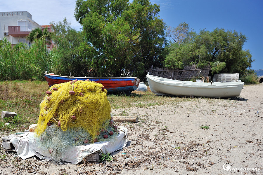 Zakynthos. Łódki i sieci rybackie w miejscowości Argassi. - foto: wnieznane.pl Zakynthos. Łódki i sieci rybackie w miejscowości Argassi. - foto: wnieznane.pl