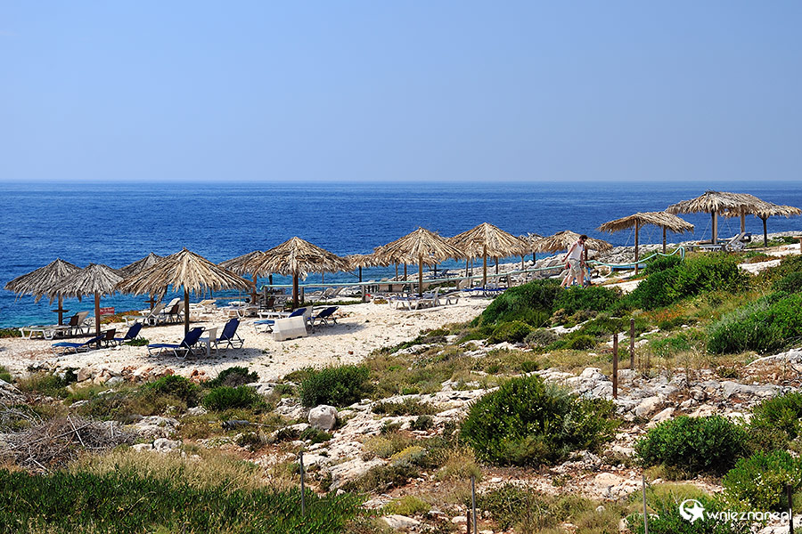 Zakynthos. Trzcinowe parasole na skalistej plaży Porto Roxa. - foto: wnieznane.pl Zakynthos. Trzcinowe parasole na skalistej plaży Porto Roxa. - foto: wnieznane.pl