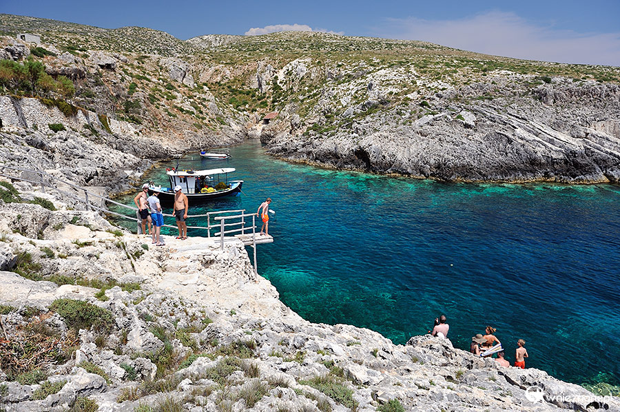 Zakynthos. Malowniczy porcik na zachodnim wybrzeżu - Porto Roxa. - foto: wnieznane.pl Zakynthos. Malowniczy porcik na zachodnim wybrzeżu - Porto Roxa. - foto: wnieznane.pl