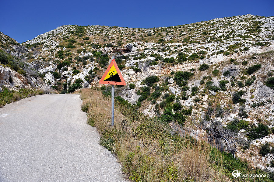 Zakynthos. Górskie drogi na zachodnim brzegu wyspy zapewniają momentami trochę adrenaliny. - foto: wnieznane.pl Zakynthos. Górskie drogi na zachodnim brzegu wyspy zapewniają momentami trochę adrenaliny. - foto: wnieznane.pl
