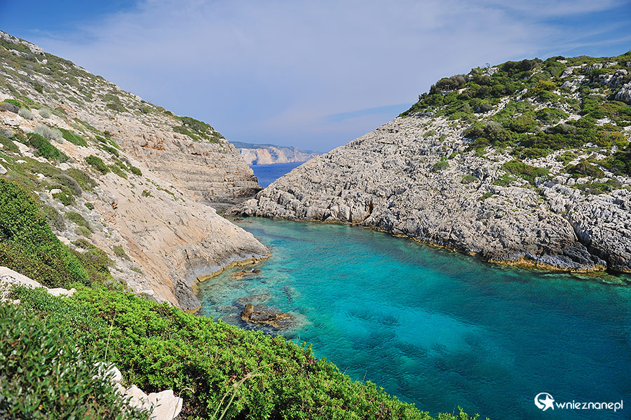 Zakynthos. Korakonisi to punkt widokowy -skała z charakterystycznym oknem, a do tego niesamowicie zielona woda. - foto: wnieznane.pl Zakynthos. Korakonisi to punkt widokowy -skała z charakterystycznym oknem, a do tego niesamowicie zielona woda. - foto: wnieznane.pl