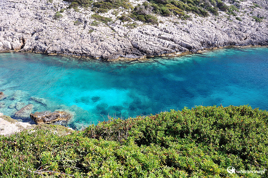 Zakynthos. Korakonisi to punkt widokowy -skała z charakterystycznym oknem, a do tego niesamowicie zielona woda. - foto: wnieznane.pl Zakynthos. Korakonisi to punkt widokowy -skała z charakterystycznym oknem, a do tego niesamowicie zielona woda. - foto: wnieznane.pl
