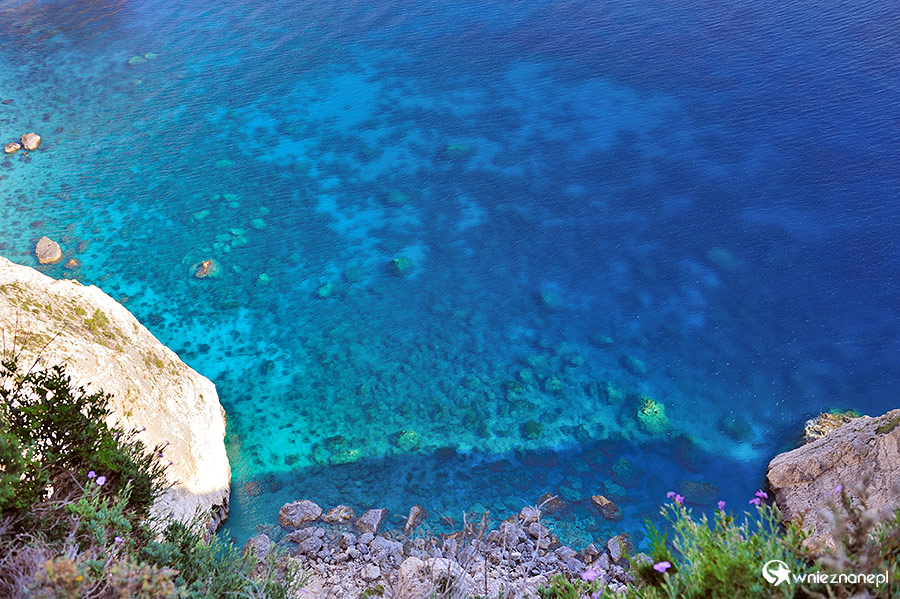 Zakynthos. Wielki błękit - woda u podnóża klifu w Keri. - foto: wnieznane.pl Zakynthos. Wielki błękit - woda u podnóża klifu w Keri. - foto: wnieznane.pl