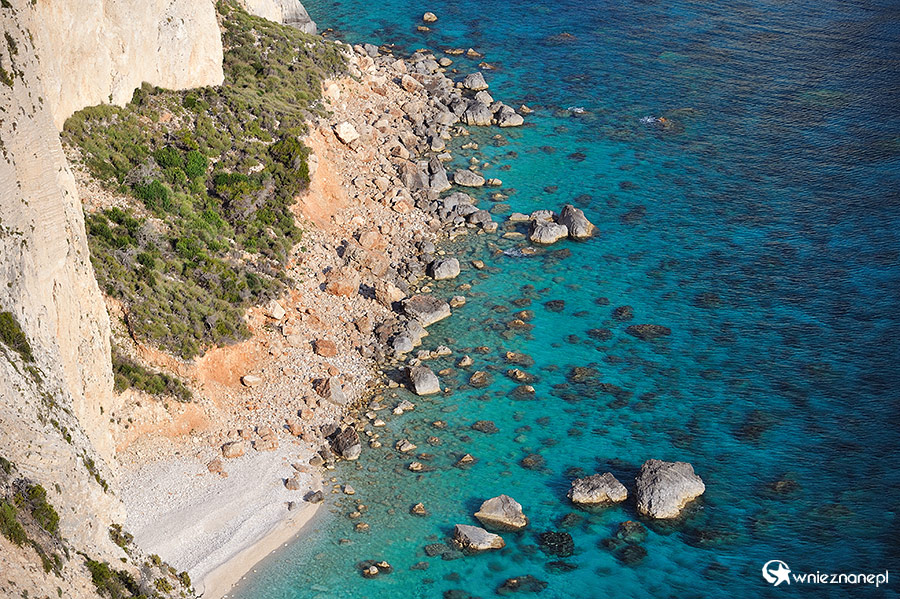 Zakynthos, Keri. Co jakiś czas fragment klifu osuwa się do morza. - foto: wnieznane.pl Zakynthos, Keri. Co jakiś czas fragment klifu osuwa się do morza. - foto: wnieznane.pl