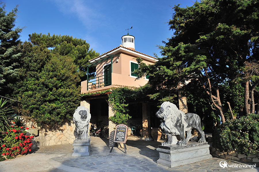 Zakynthos. Wejście do tawerny w Keri, skąd można oglądać Wielką i Małą Myzithrę, możliwe jest tylko dla klientów. - foto: wnieznane.pl Zakynthos. Wejście do tawerny w Keri, skąd można oglądać Wielką i Małą Myzithrę, możliwe jest tylko dla klientów. - foto: wnieznane.pl
