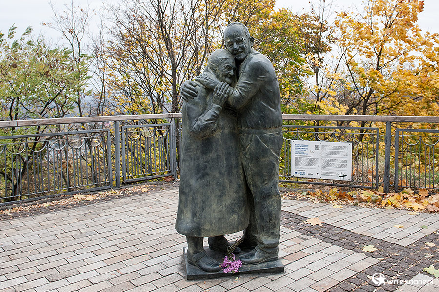 Kijów. Rzeźba w Parku Maryjskim. - foto: wnieznane.pl Kijów. Rzeźba w Parku Maryjskim. - foto: wnieznane.pl