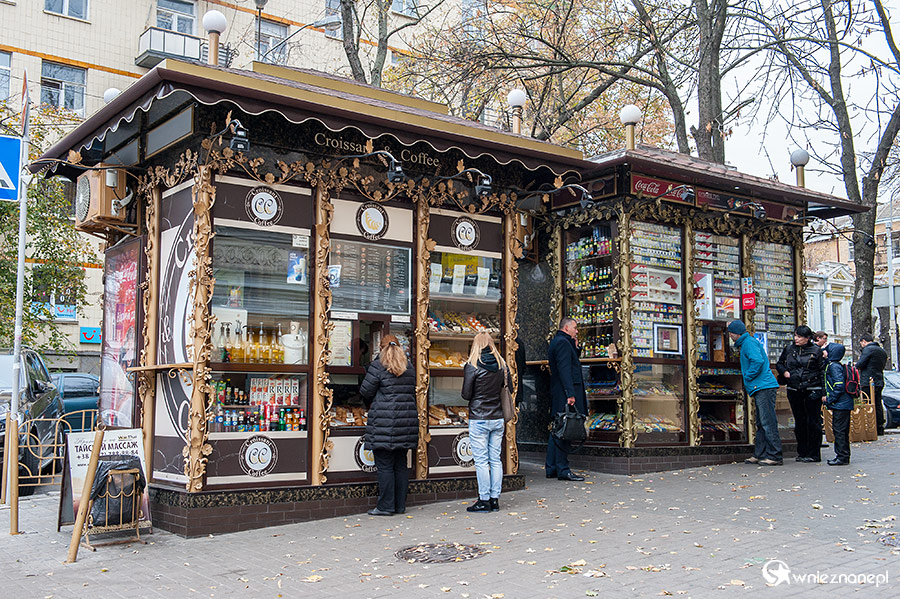 Kijów. Ozdobne kioski na ulicy Chreszczatyk. - foto: wnieznane.pl Kijów. Ozdobne kioski na ulicy Chreszczatyk. - foto: wnieznane.pl