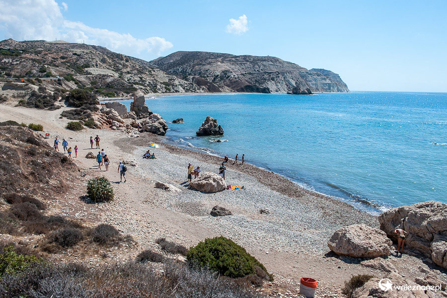Cypr latem. Kamienista plaża Petra tou Romiou. - foto: wnieznane.pl Cypr latem. Kamienista plaża Petra tou Romiou. - foto: wnieznane.pl