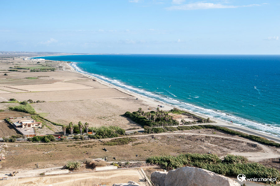 Cypr latem. Widok ze stanowiska archeologicznego Kourion na położoną w dole piaszczysto-kamienistą plażę o tej samej nazwie. - foto: wnieznane.pl Cypr latem. Widok ze stanowiska archeologicznego Kourion na położoną w dole piaszczysto-kamienistą plażę o tej samej nazwie. - foto: wnieznane.pl