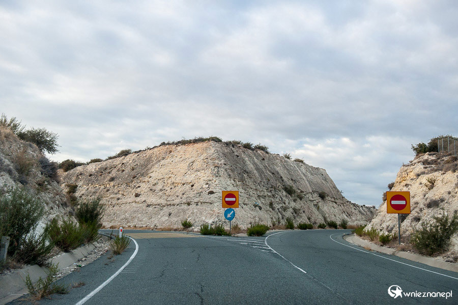 Cypr latem. Na rozstaju dróg... Okolice Kourion i brytyjskiej bazy wojskowej w Episkopi. - foto: wnieznane.pl Cypr latem. Na rozstaju dróg... Okolice Kourion i brytyjskiej bazy wojskowej w Episkopi. - foto: wnieznane.pl