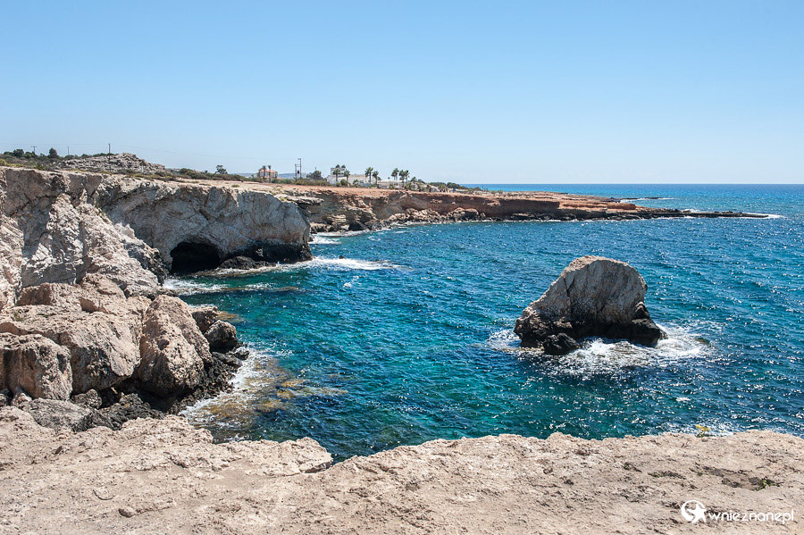 Cypr latem. Klifowe wybrzeże niedaleko Ayia Napy. - foto: wnieznane.pl Cypr latem. Klifowe wybrzeże niedaleko Ayia Napy. - foto: wnieznane.pl