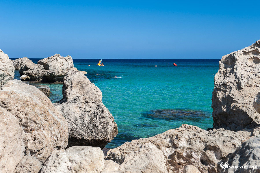 Cypr latem. Błękitna woda oblewa plażę Konnos Beach.  - foto: wnieznane.pl Cypr latem. Błękitna woda oblewa plażę Konnos Beach.  - foto: wnieznane.pl