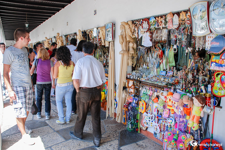 Fatima. Istna mieszanka. Świece, różańce, figurki, ale również... kolorowe zabawki. - foto: wnieznane.pl Fatima. Istna mieszanka. Świece, różańce, figurki, ale również... kolorowe zabawki. - foto: wnieznane.pl