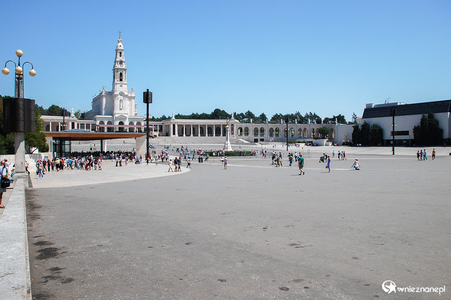 Fatima. Po lewej stronie Kaplica Objawień, zaś w tle Bazylika Matki Boskiej Różańcowej. - foto: wnieznane.pl Fatima. Po lewej stronie Kaplica Objawień, zaś w tle Bazylika Matki Boskiej Różańcowej. - foto: wnieznane.pl
