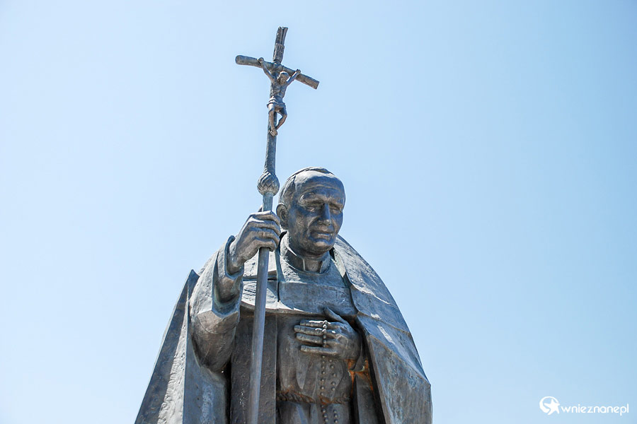 Fatima. Pomnik Jana Pawła II na głównym placu Sanktuarium Fatimskim. - foto: wnieznane.pl Fatima. Pomnik Jana Pawła II na głównym placu Sanktuarium Fatimskim. - foto: wnieznane.pl