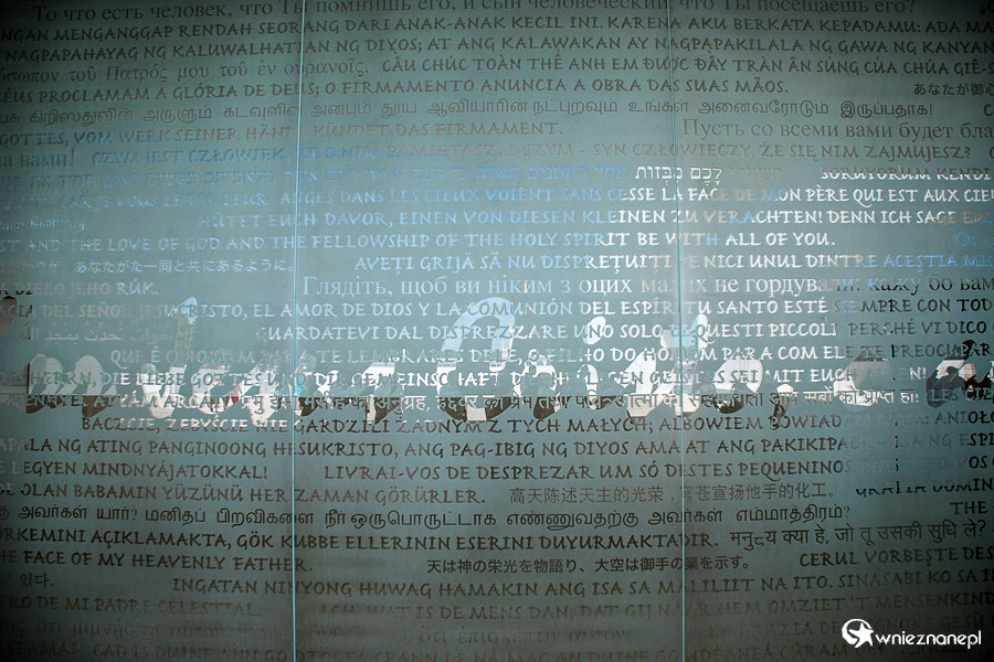 Fatima. Mt 18, 10, a także fragment Psalmu 8 w różnych językach na zewnątrz Kościoła Trójcy Przenajświętszej. - foto: wnieznane.pl Fatima. Mt 18, 10, a także fragment Psalmu 8 w różnych językach na zewnątrz Kościoła Trójcy Przenajświętszej. - foto: wnieznane.pl