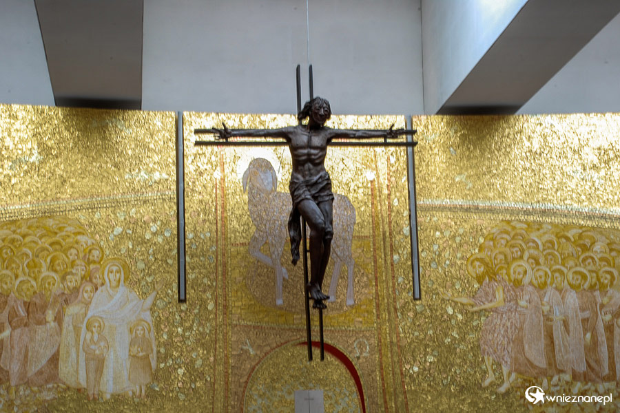 Fatima. Kościół Trójcy Przenajświętszej. Krucyfiks w centralnej części kościoła. - foto: wnieznane.pl Fatima. Kościół Trójcy Przenajświętszej. Krucyfiks w centralnej części kościoła. - foto: wnieznane.pl