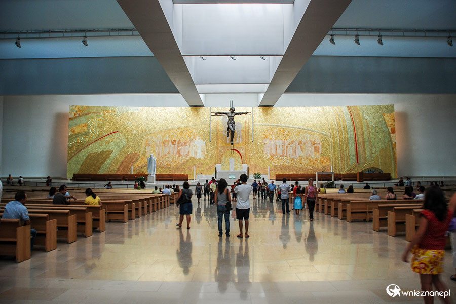 Fatima. Kościół Trójcy Przenajświętszej. Wnętrza świątyni ujmują prostotą, ale też dają namiastkę bogactwa. - foto: wnieznane.pl Fatima. Kościół Trójcy Przenajświętszej. Wnętrza świątyni ujmują prostotą, ale też dają namiastkę bogactwa. - foto: wnieznane.pl