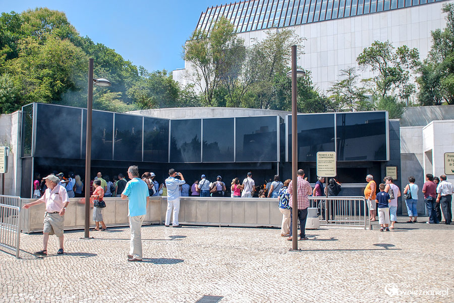 Fatima. Tuż obok Kaplicy Objawień wierni wrzucają całe świece modląc się w konkretnej intencji. - foto: wnieznane.pl Fatima. Tuż obok Kaplicy Objawień wierni wrzucają całe świece modląc się w konkretnej intencji. - foto: wnieznane.pl