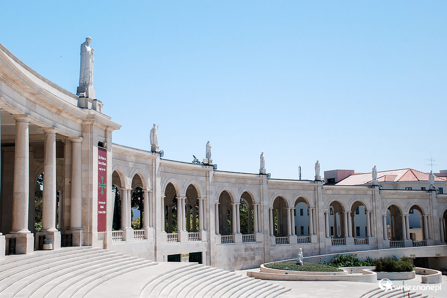 Fatima. Jedno ze skrzydeł budynku Bazyliki Matki Boskiej Różańcowej. - foto: wnieznane.pl Fatima. Jedno ze skrzydeł budynku Bazyliki Matki Boskiej Różańcowej. - foto: wnieznane.pl