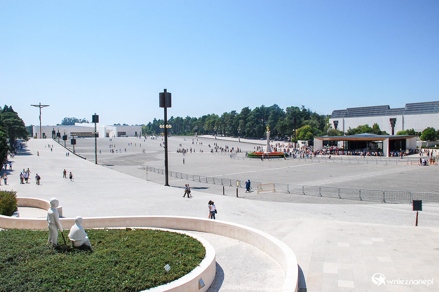 Fatima. W okresie obchodów rocznicowych plac Sanktuarium zapełnia się tysiącami wiernych. - foto: wnieznane.pl Fatima. W okresie obchodów rocznicowych plac Sanktuarium zapełnia się tysiącami wiernych. - foto: wnieznane.pl