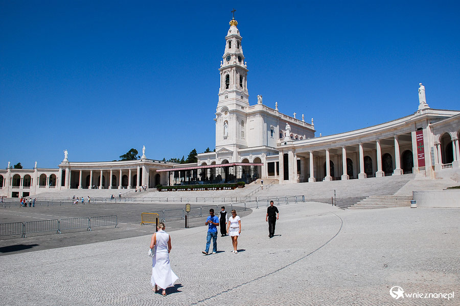 Fatima. Bazylika Matki Boskiej Fatimskiej na terenie Sanktuarium. - foto: wnieznane.pl Fatima. Bazylika Matki Boskiej Fatimskiej na terenie Sanktuarium. - foto: wnieznane.pl