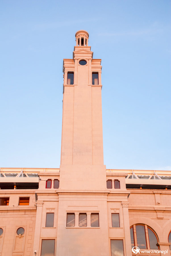 Barcelona. Stadion Olimpijski i jego wieża w centralnej części. - foto: wnieznane.pl Barcelona. Stadion Olimpijski i jego wieża w centralnej części. - foto: wnieznane.pl