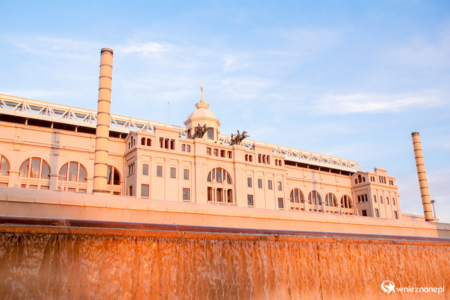 Barcelona. Stadion Olimpijski. Rzut oka z wysokości pobliskich wodnych kaskad. - foto: wnieznane.pl Barcelona. Stadion Olimpijski. Rzut oka z wysokości pobliskich wodnych kaskad. - foto: wnieznane.pl