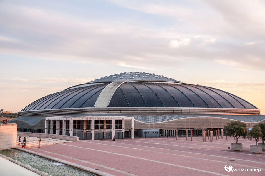 Barcelona. Palau Sant Jordi tuż przed zmierzchem. - foto: wnieznane.pl Barcelona. Palau Sant Jordi tuż przed zmierzchem. - foto: wnieznane.pl