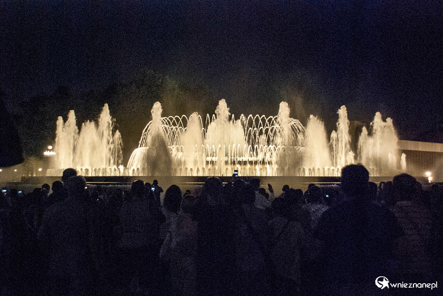 Barcelona. Font Magica. Magiczna fontanna jest chętnie fotografowana przez turystów. - foto: wnieznane.pl Barcelona. Font Magica. Magiczna fontanna jest chętnie fotografowana przez turystów. - foto: wnieznane.pl
