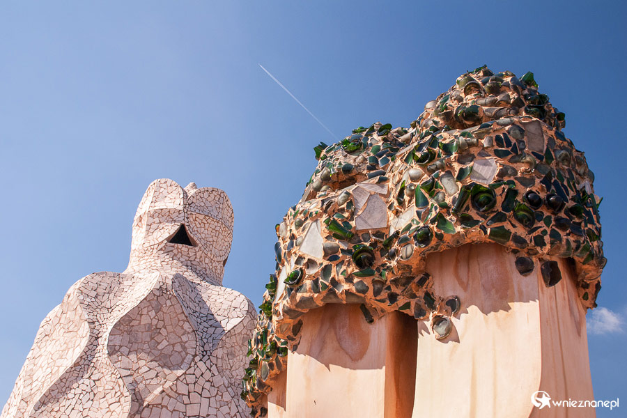 Barcelona. Rzeźby na dachu Casa Milà. - foto: wnieznane.pl Barcelona. Rzeźby na dachu Casa Milà. - foto: wnieznane.pl