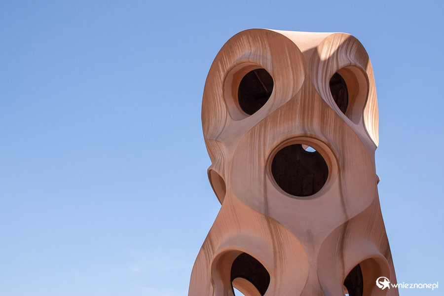 Barcelona. Casa Milà. Charaktertystyczne rzeźby autorstwa Gaudiego. - foto: wnieznane.pl Barcelona. Casa Milà. Charaktertystyczne rzeźby autorstwa Gaudiego. - foto: wnieznane.pl