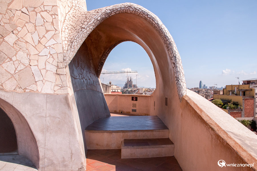 Barcelona. Dach Casa Milà i Sagrada Familia w tle, czyli jedno z ulubionych miejsc turystów na pamiątkowe zdjęcie. - foto: wnieznane.pl Barcelona. Dach Casa Milà i Sagrada Familia w tle, czyli jedno z ulubionych miejsc turystów na pamiątkowe zdjęcie. - foto: wnieznane.pl