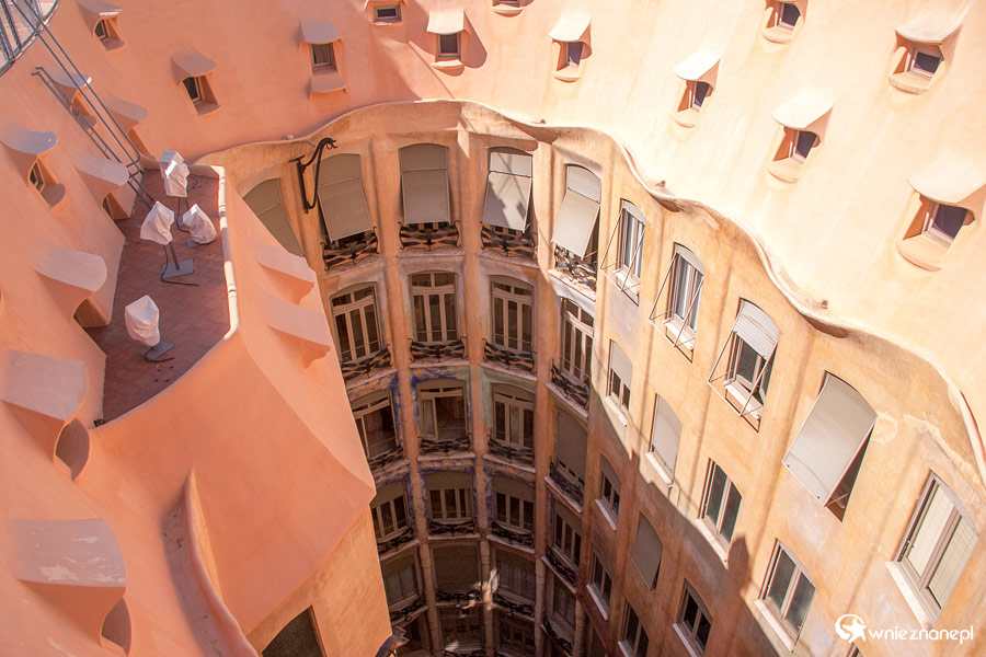 Barcelona. Zaglądamy w głąb dziedzińca Casa Milà. - foto: wnieznane.pl Barcelona. Zaglądamy w głąb dziedzińca Casa Milà. - foto: wnieznane.pl