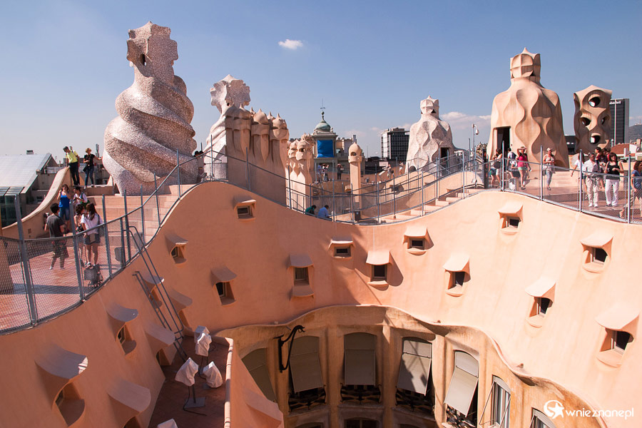 Barcelona. Dach Casa Milà w pełnej okazałości. - foto: wnieznane.pl Barcelona. Dach Casa Milà w pełnej okazałości. - foto: wnieznane.pl