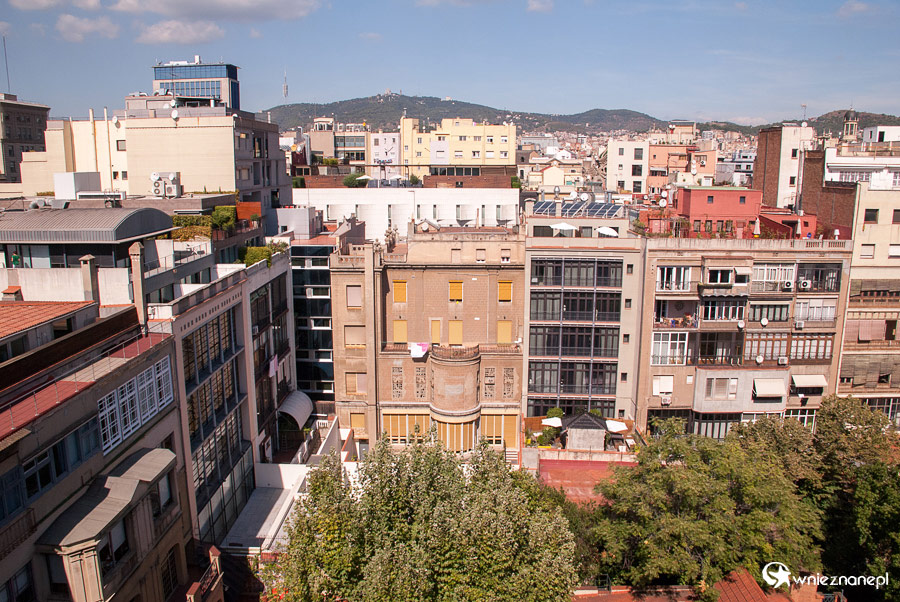 Barcelona. Casa Milà i widok na sąsiednie budynki. - foto: wnieznane.pl Barcelona. Casa Milà i widok na sąsiednie budynki. - foto: wnieznane.pl