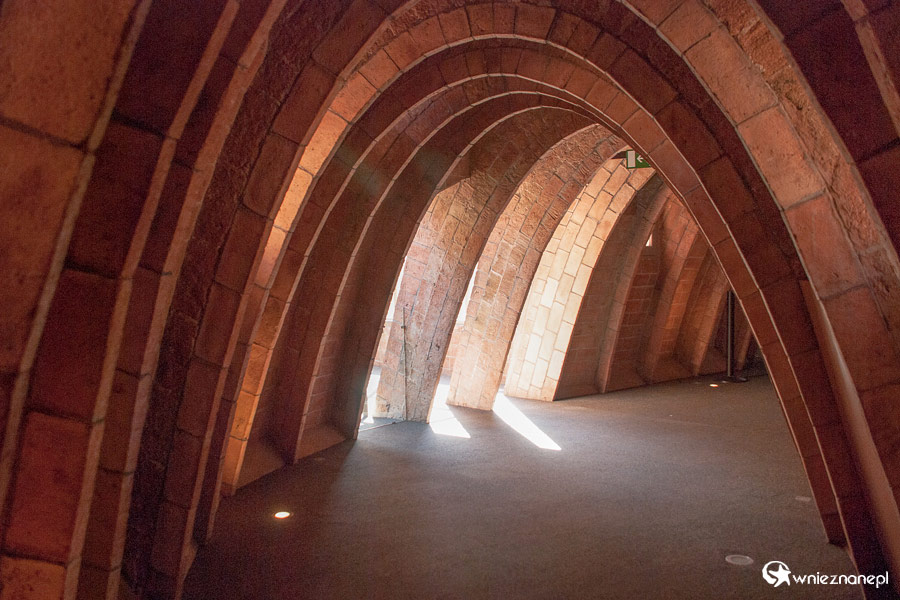 Barcelona. Łuki we wnętrzach Casa Milà - niemal idealnie zaprojektowane. - foto: wnieznane.pl Barcelona. Łuki we wnętrzach Casa Milà - niemal idealnie zaprojektowane. - foto: wnieznane.pl