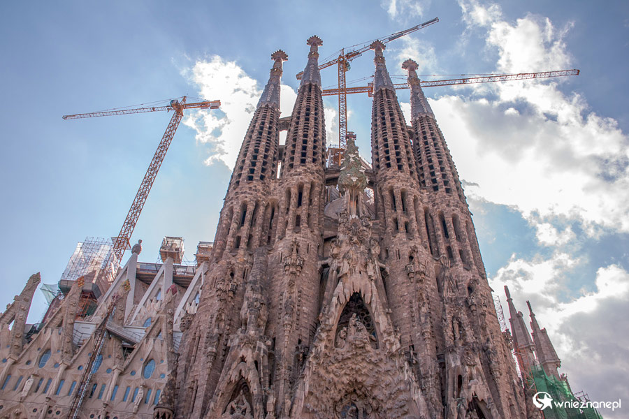 Barcelona. Sagrada Familia widziana od strony Carrer de la Marina. - foto: wnieznane.pl Barcelona. Sagrada Familia widziana od strony Carrer de la Marina. - foto: wnieznane.pl