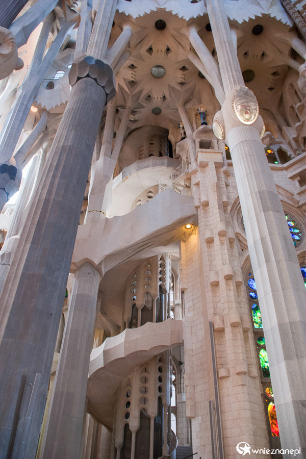 Barcelona. Sagrada Familia i jej masywne filary. - foto: wnieznane.pl Barcelona. Sagrada Familia i jej masywne filary. - foto: wnieznane.pl