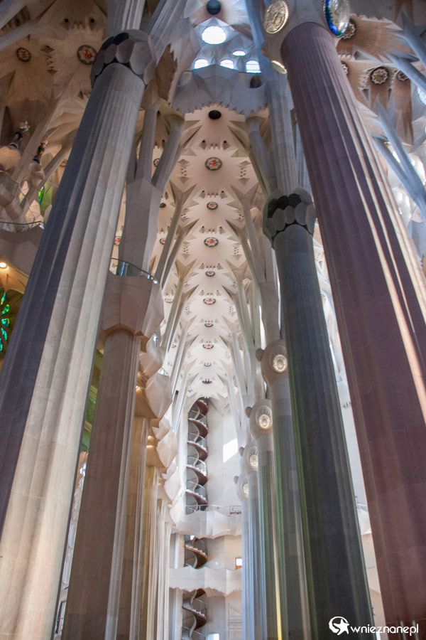 Barcelona. Sagrada Familia robi wrażenie również we wnątrz. - foto: wnieznane.pl Barcelona. Sagrada Familia robi wrażenie również we wnątrz. - foto: wnieznane.pl