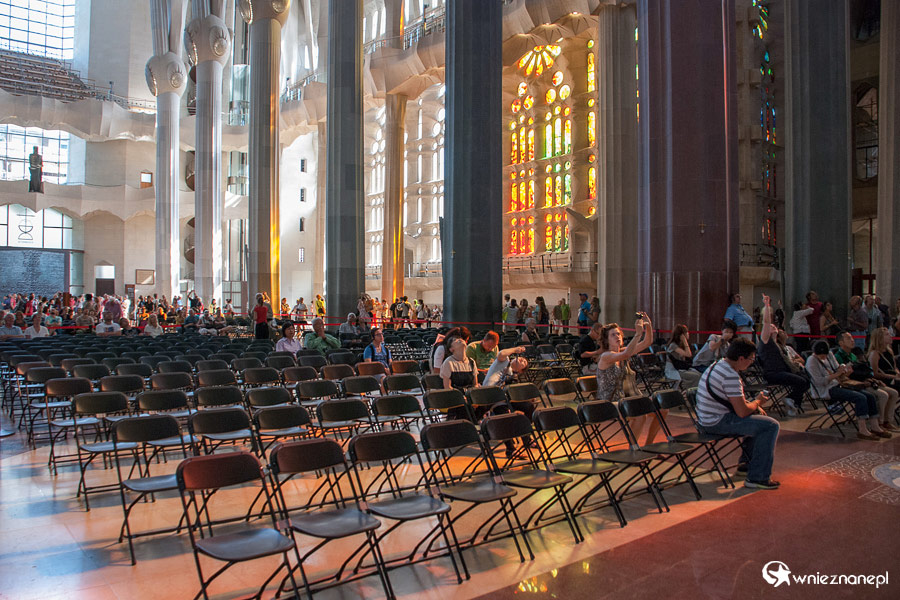 Barcelona. Sagrada Familia. Dostępne miejsca siedzące pozwalają na odrobinę modlitwy oraz refleksji. - foto: wnieznane.pl Barcelona. Sagrada Familia. Dostępne miejsca siedzące pozwalają na odrobinę modlitwy oraz refleksji. - foto: wnieznane.pl