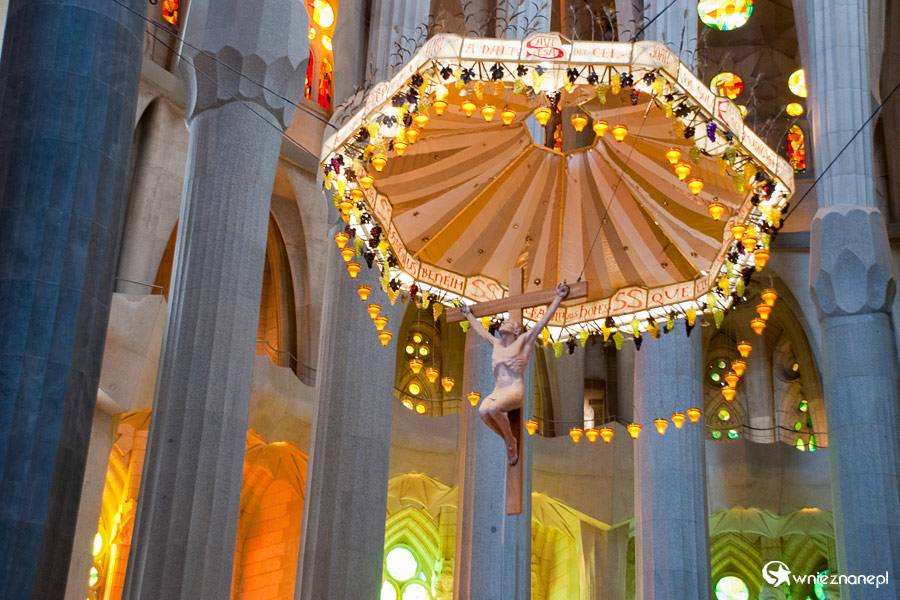 Barcelona. Sagrada Familia. Piękny żyrandol oświetla skromny krucyfiks. - foto: wnieznane.pl Barcelona. Sagrada Familia. Piękny żyrandol oświetla skromny krucyfiks. - foto: wnieznane.pl