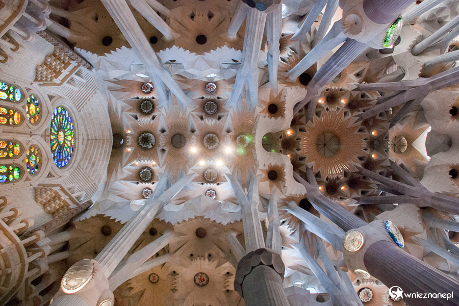 Barcelona. Sagrada Familia. Sklepienie w całej okazałości. - foto: wnieznane.pl Barcelona. Sagrada Familia. Sklepienie w całej okazałości. - foto: wnieznane.pl
