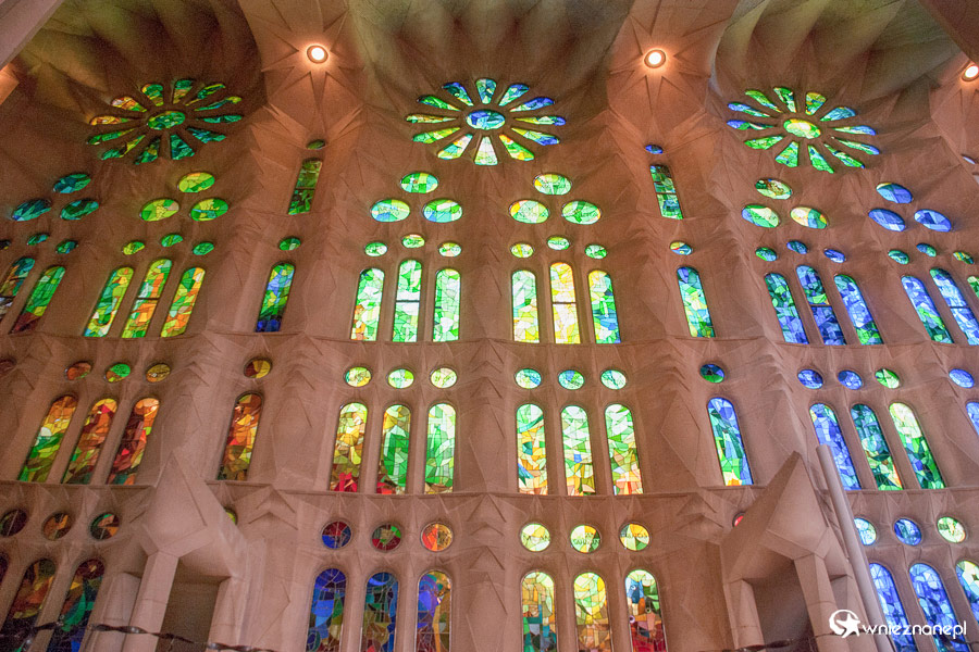 Barcelona. Sagrada Familia. Witraże w świątyni mienią się tysiącami barw. - foto: wnieznane.pl Barcelona. Sagrada Familia. Witraże w świątyni mienią się tysiącami barw. - foto: wnieznane.pl