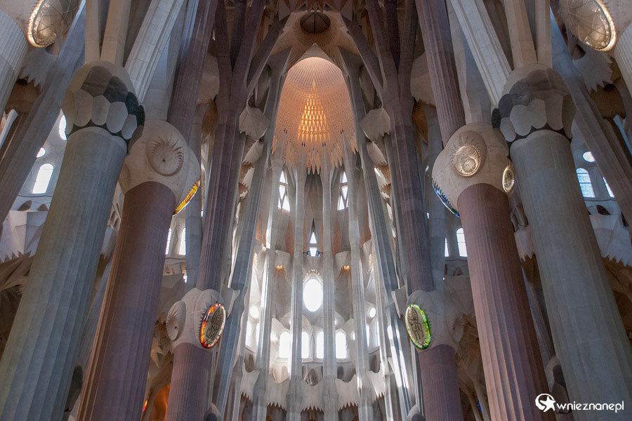 Barcelona. Sagrada Familia. Kształ i forma filarów była inspirowana przez naturę. - foto: wnieznane.pl Barcelona. Sagrada Familia. Kształ i forma filarów była inspirowana przez naturę. - foto: wnieznane.pl