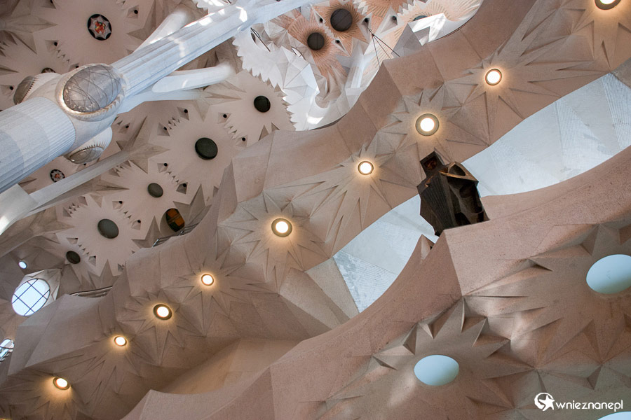 Barcelona. Wnętrza Sagrada Familii. - foto: wnieznane.pl Barcelona. Wnętrza Sagrada Familii. - foto: wnieznane.pl