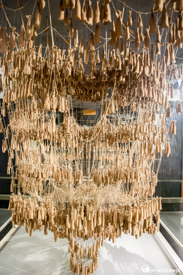 Barcelona. Sagrada Familia. Woreczki z piaskiem, to jedna z metod, którą wykorzystał Gaudi podczas projektowania i budowy świątyni. - foto: wnieznane.pl Barcelona. Sagrada Familia. Woreczki z piaskiem, to jedna z metod, którą wykorzystał Gaudi podczas projektowania i budowy świątyni. - foto: wnieznane.pl