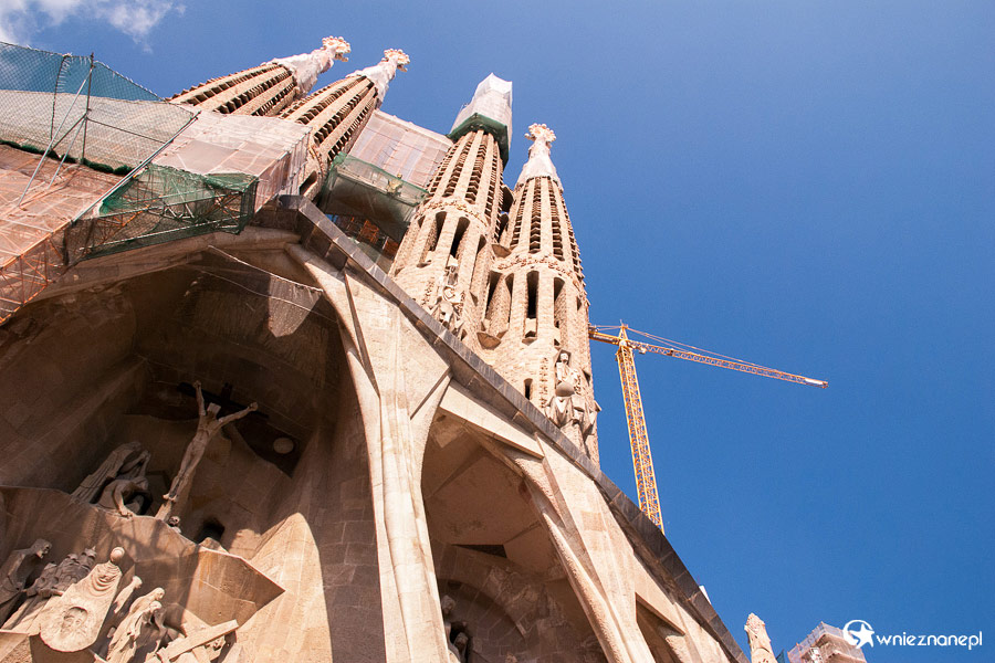 Barcelona. Sagrada Familia widziana niemal spod jednego z wejść. - foto: wnieznane.pl Barcelona. Sagrada Familia widziana niemal spod jednego z wejść. - foto: wnieznane.pl