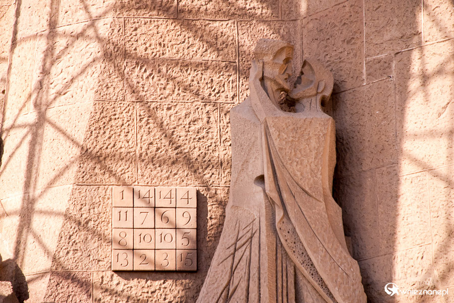 Barcelona. Sagrada Familia. Suma liczb z poszczególnych kwadratów równa się 33, jak 33 lata życia Jezusa. - foto: wnieznane.pl Barcelona. Sagrada Familia. Suma liczb z poszczególnych kwadratów równa się 33, jak 33 lata życia Jezusa. - foto: wnieznane.pl