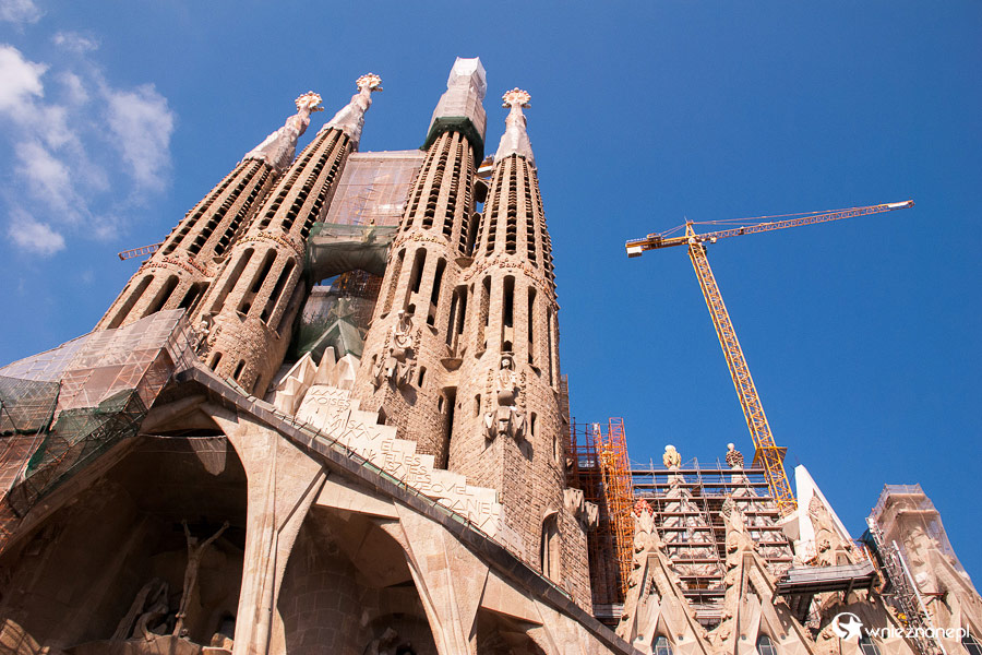 Barcelona. Sagrada Familia zachwyca swą różnorodną architekturą z każdej strony. - foto: wnieznane.pl Barcelona. Sagrada Familia zachwyca swą różnorodną architekturą z każdej strony. - foto: wnieznane.pl